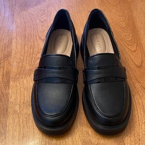 Kelly & Katie faux leather black loafers w faux crocodile embellishments. 6M 🖤🖤🖤